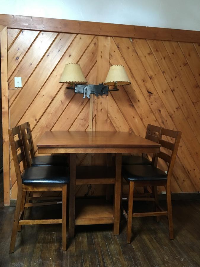 דובואה Chinook Winds Motel מראה חיצוני תמונה