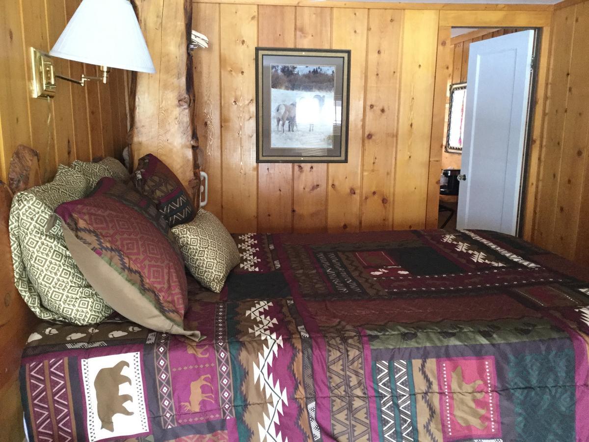 דובואה Chinook Winds Motel מראה חיצוני תמונה