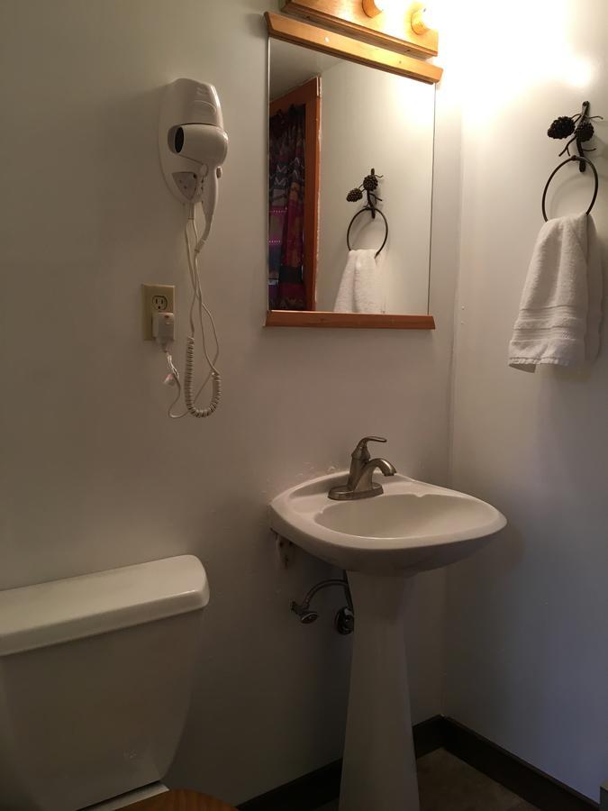 דובואה Chinook Winds Motel מראה חיצוני תמונה