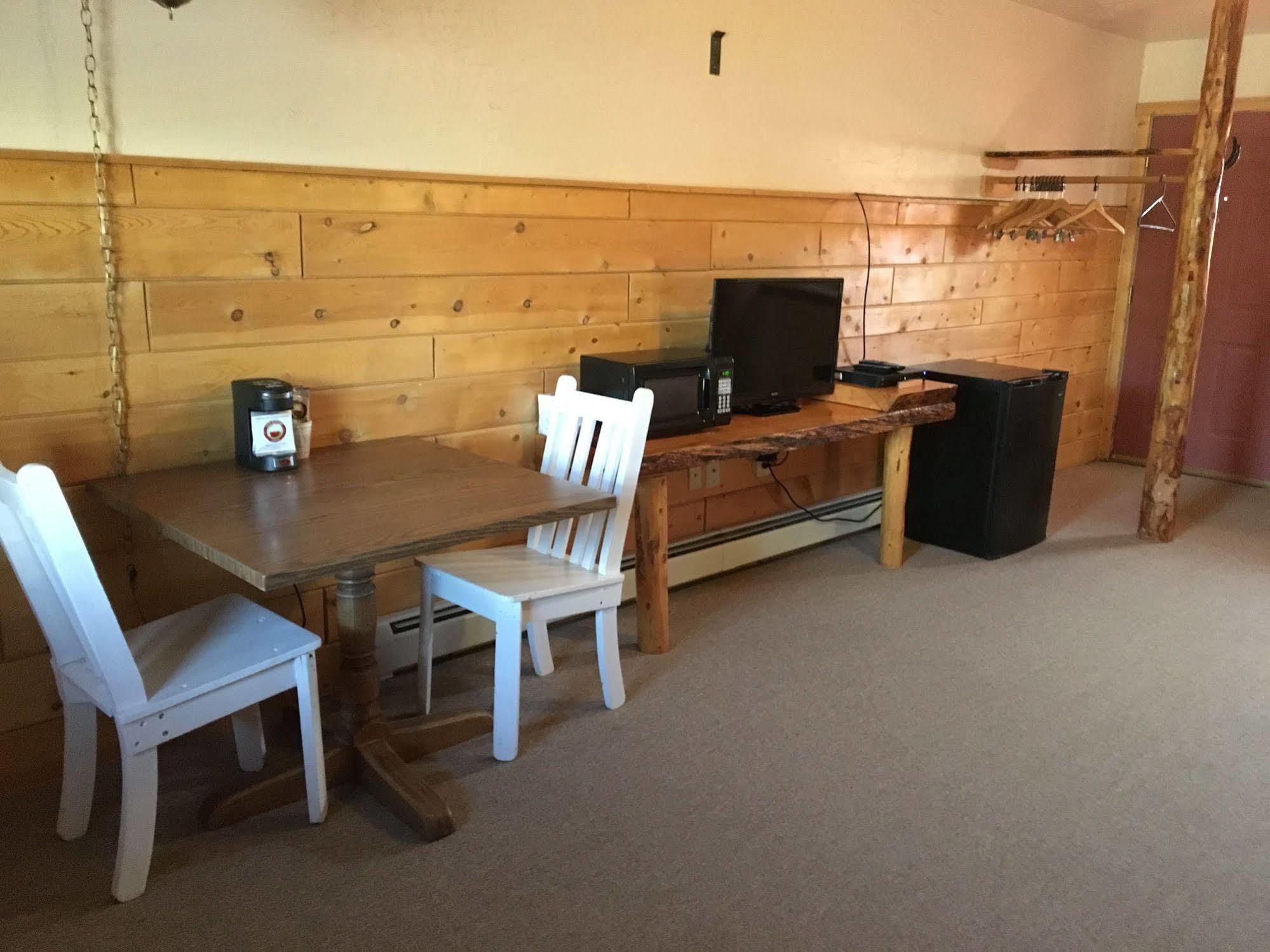 דובואה Chinook Winds Motel מראה חיצוני תמונה